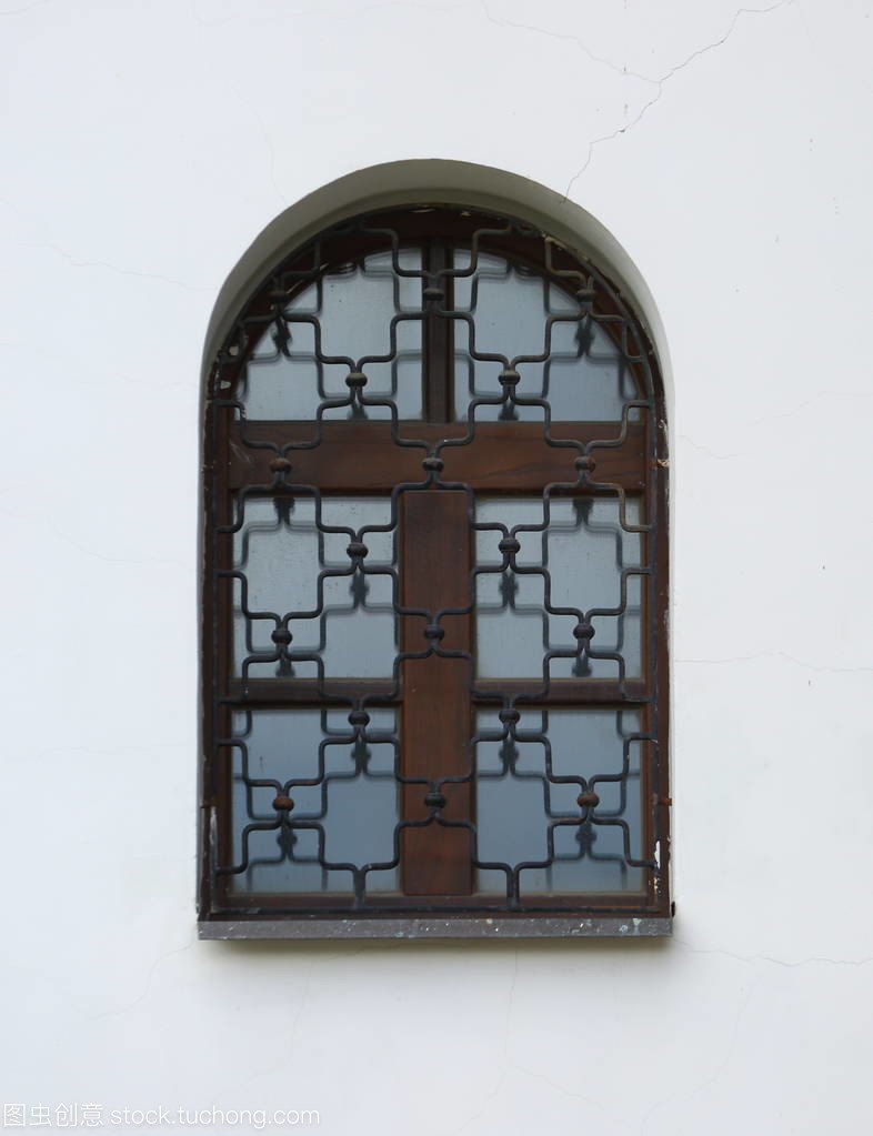 拱形木柵的窗口