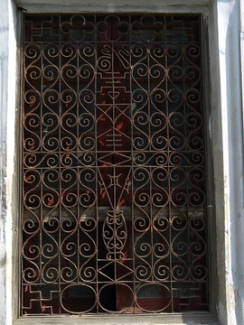 老虎窗的窗飾藝術 實用與美學的完美融合